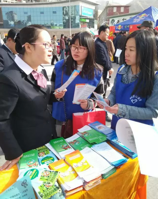 电信学院联合安宁工商局开展“3？15”普法宣传活动