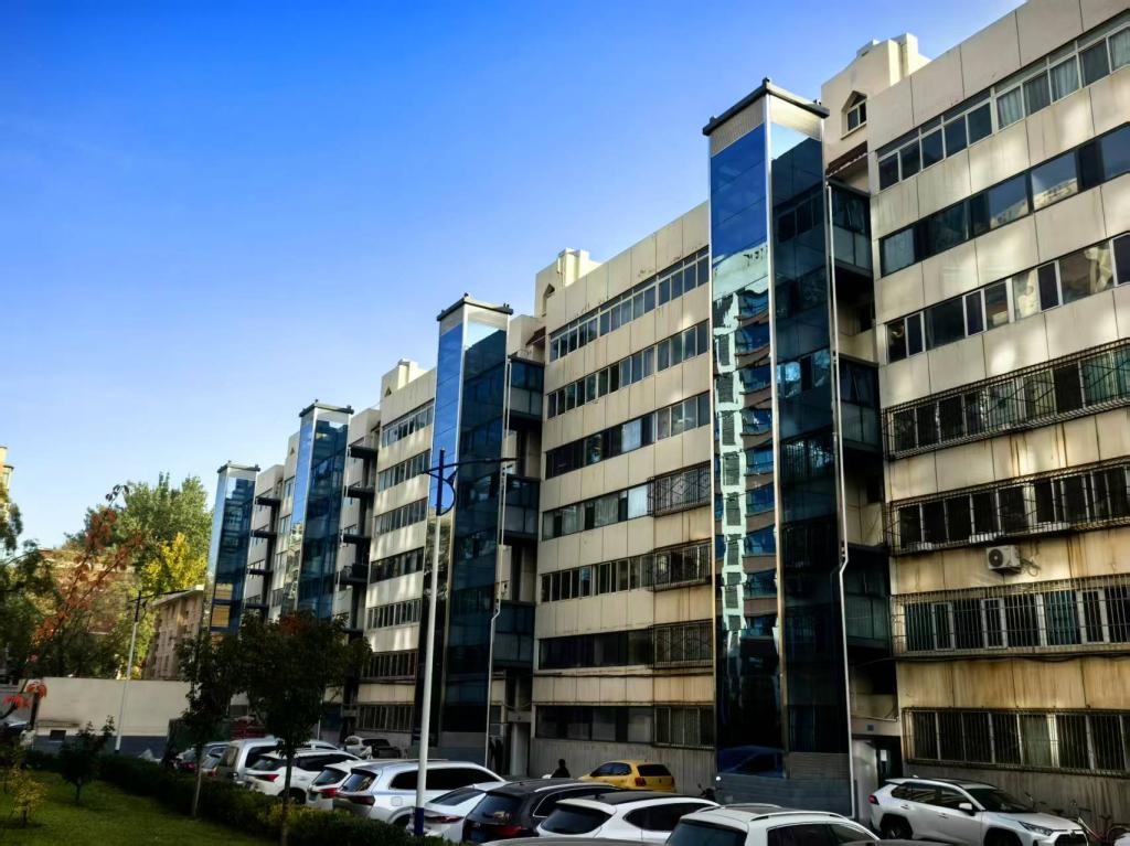 办好民生实事：学校家属区加装“幸福梯”开启试运行
