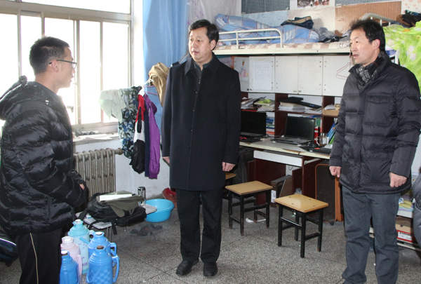 副校长马军党深入学生宿舍检查工作