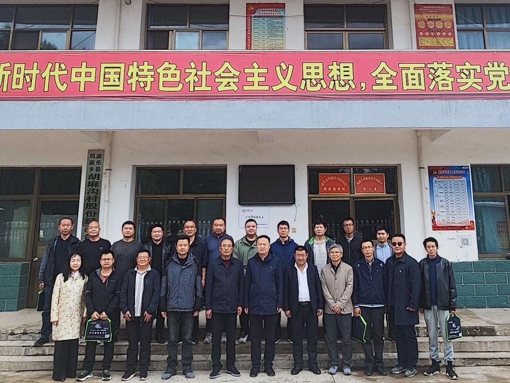 校领导进村入户看望慰问驻村干部并开展结对关爱工作