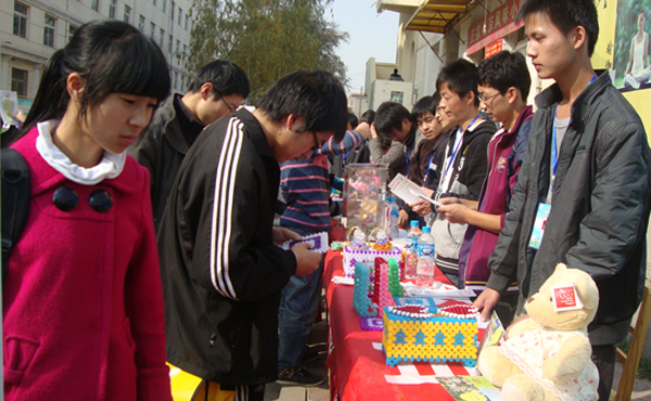我校志愿者举办“携手慧灵，爱心助残”义卖活动