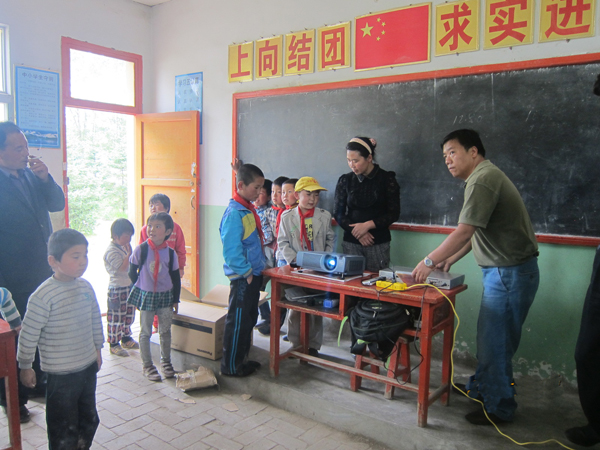 第七组赴康乐县开展慰问捐赠活动