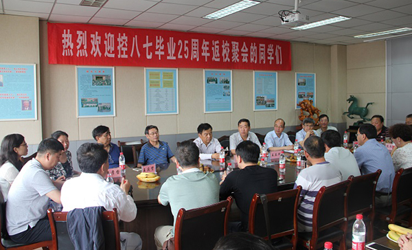 控八七级校友返校聚会 感恩母校畅叙师生情