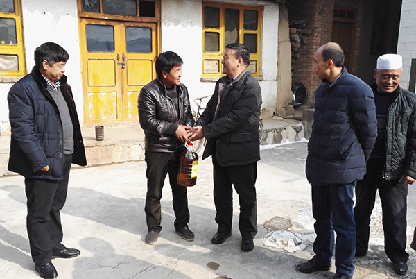 高云庆副校长带队赴和政县罗家集乡向裴台村委会捐赠办公用品及节前慰问活动