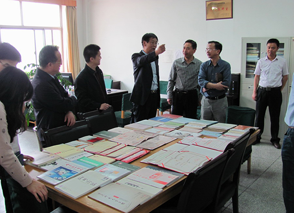 “当代中国马克思主义发展研究中心”顺利通过评估验收