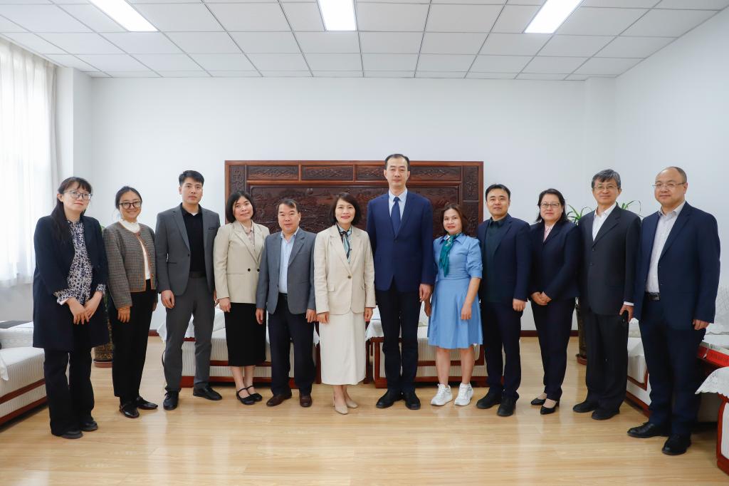 越南广南省友好代表团来访我校