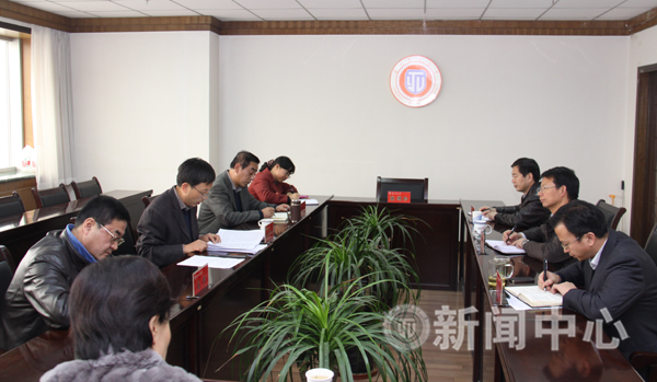 我校党委中心组认真学习贯彻十八大精神