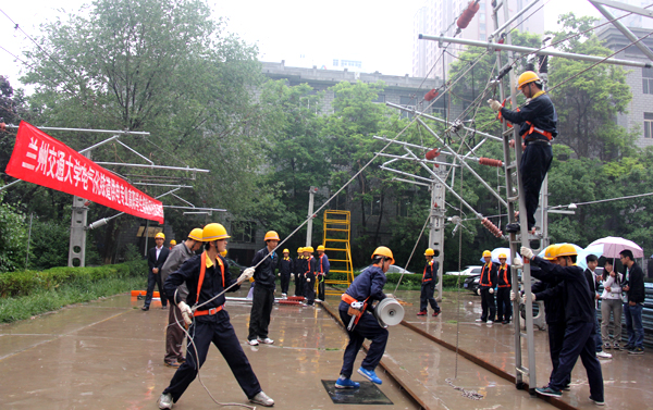 我校电气化铁道供电专业高职学生举行接触网技能竞赛