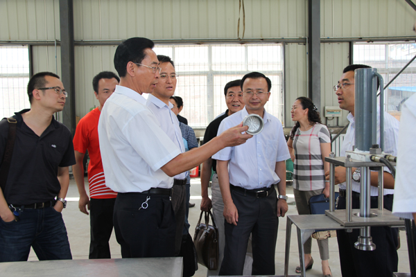 省委新兴产业调研组考察我校科技园