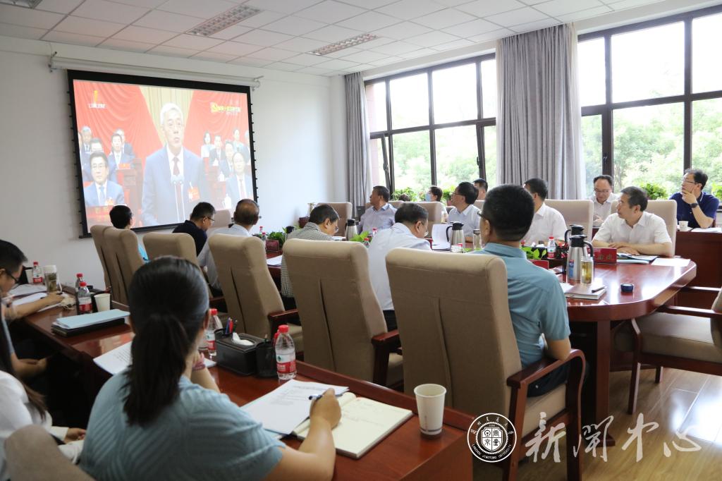学校党委理论学习中心组专题学习省第十四次党代会精神