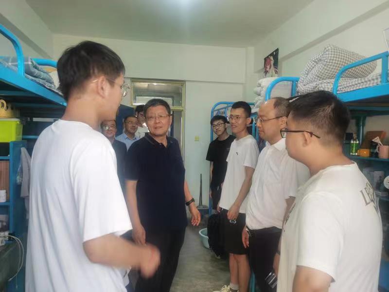 校领导开展联系学生活动