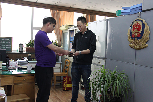 教授拾金不昧 失主满怀感激