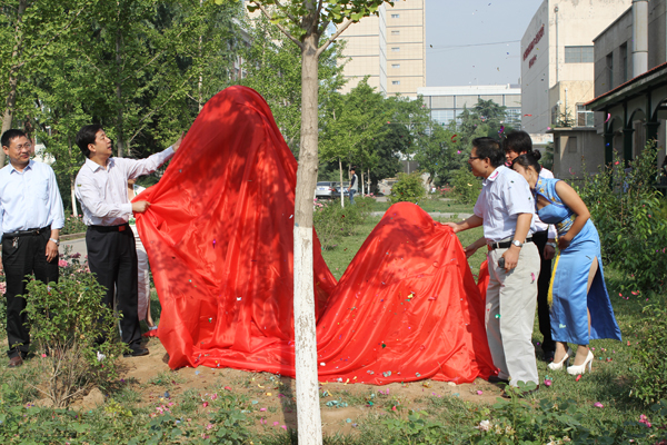 副校长马军党出席土木学院毕业纪念石捐赠仪式