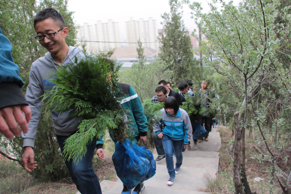 500余名志愿者赴学校后山开展义务植树活动