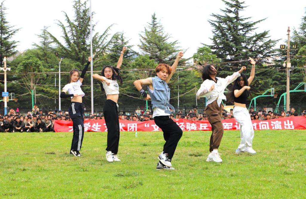 我校大学生艺术团开展“文艺轻骑兵”军训慰问演出