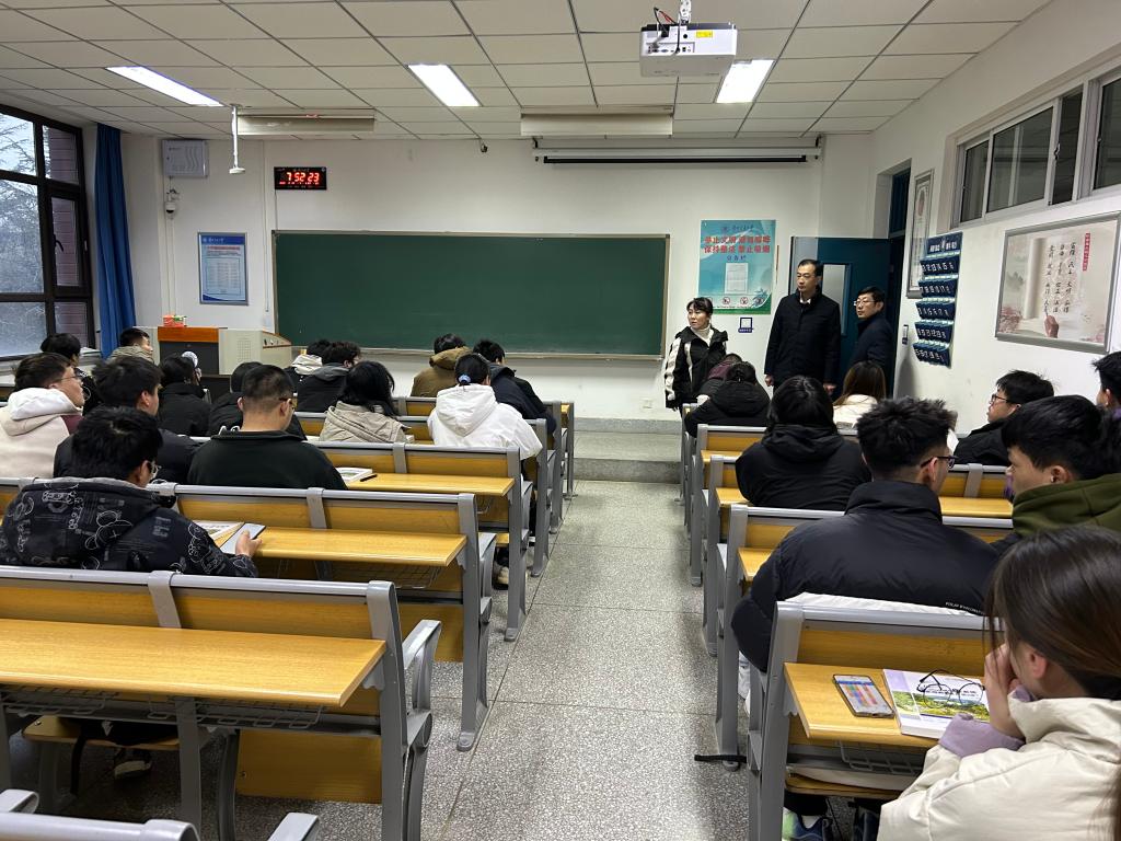 校领导深入课堂开展教学巡查
