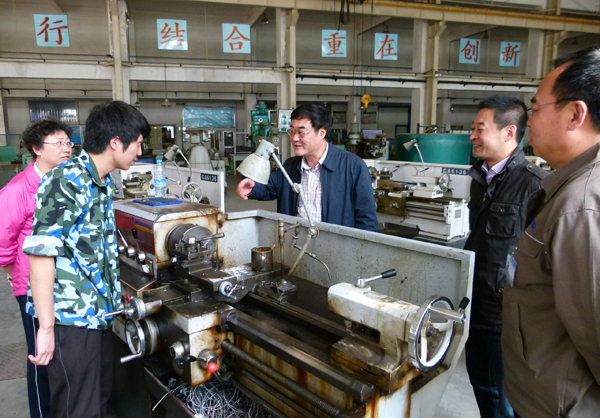 校长助理高溥深入课堂及实习现场与学子交流