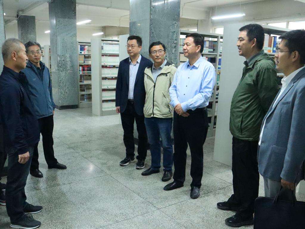 校领导专题调研图书馆铁道技术学院分馆工作