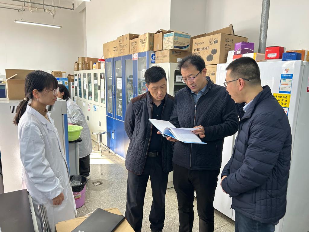 校领导开展冬季校园安全大检查