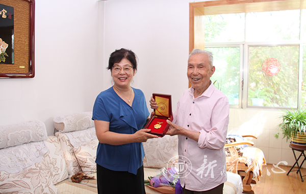 学校看望慰问5位离休抗战老兵