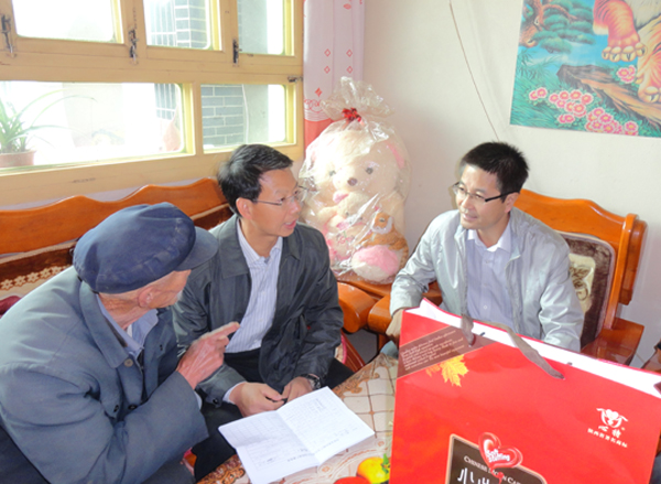 副校长陈兴冲赴联系点慰问