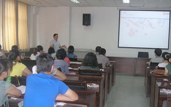 加拿大New Brunswick大学钟鸣博士来我校讲学