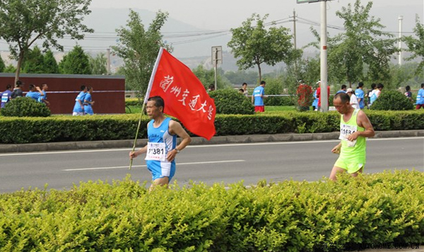 我校师生积极参加兰州国际马拉松赛并获佳绩