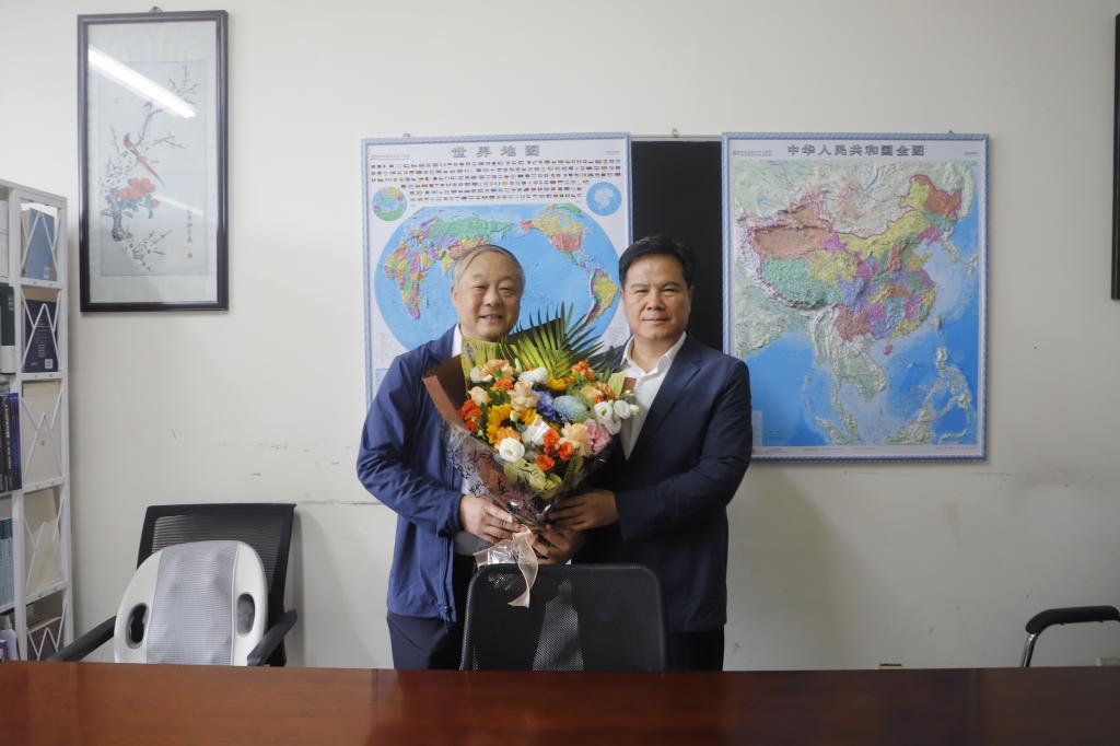 学校领导在教师节看望慰问教师代表