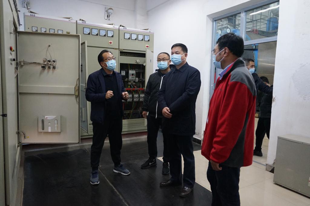 校领导检查今冬供暖工作