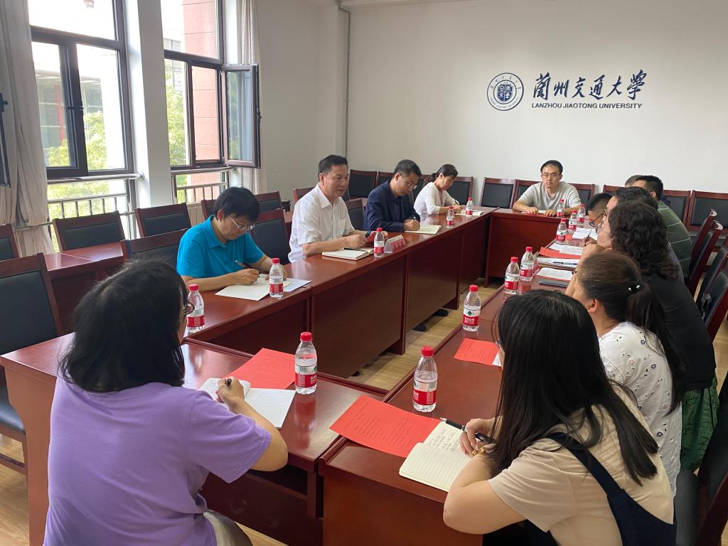 学校召开学习第十一次全国归侨侨眷代表大会精神座谈会