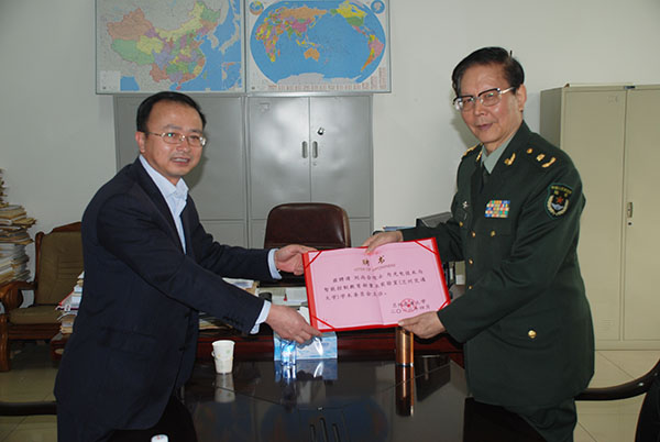 刘尚合院士受聘我校光电教育部重点实验室学术委员会主任