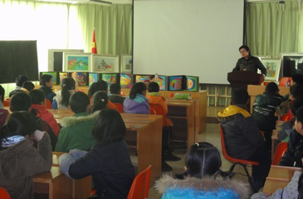 我校青年志愿者为大沙坪小学学生宣讲科普知识