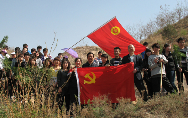 我校师生开展北山义务植树活动