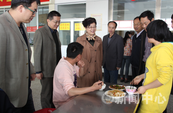 领导联系班级专题：党委书记王萍与学生共进午餐“听心声”