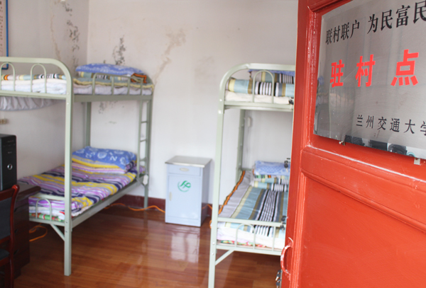 学校积极改善“双联”干部驻村条件