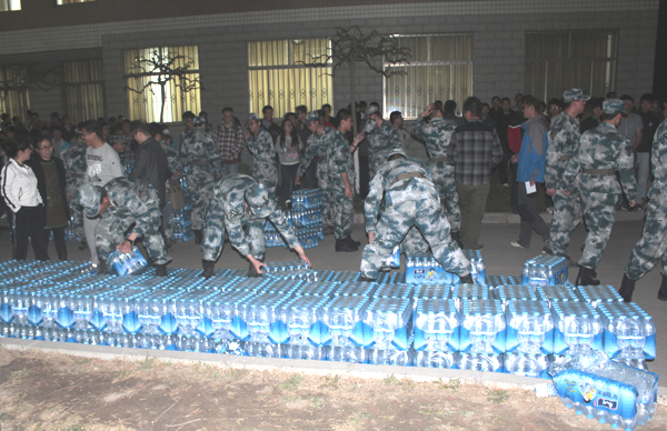 学校分发瓶装水确保学生安全饮用水
