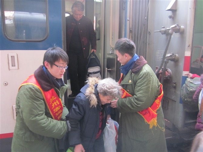 我校春运志愿者获兰州铁路局表彰