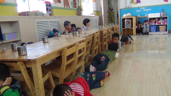 我校幼儿园开展地震应急疏散演练活动