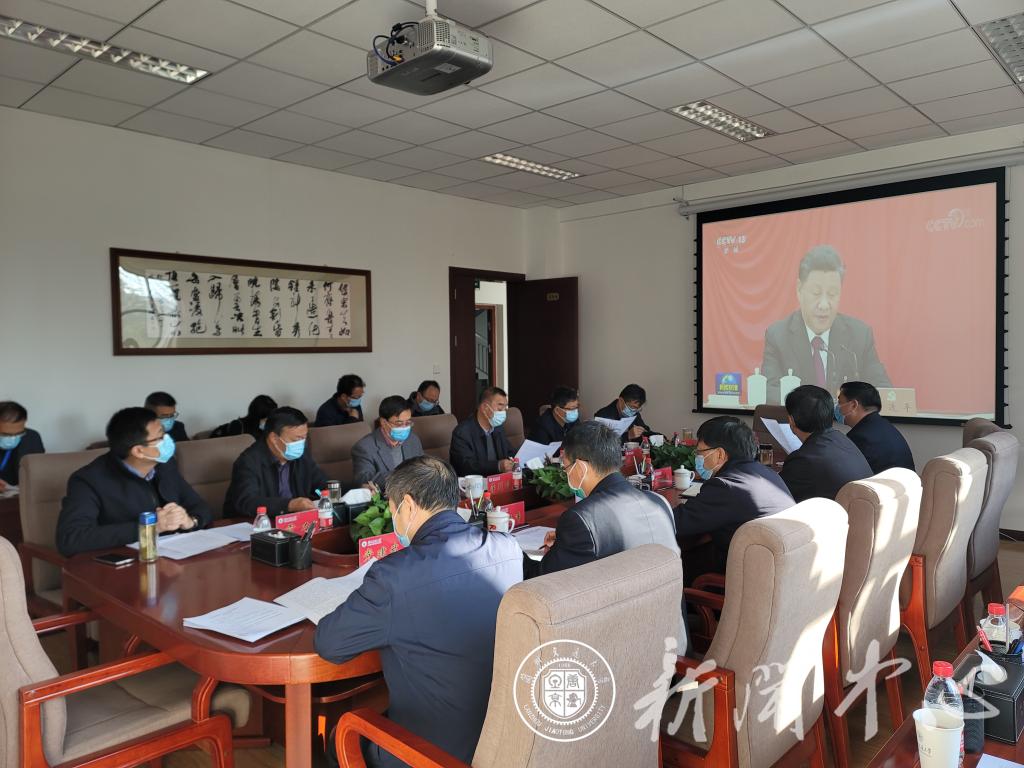 学校党委理论学习中心组召开党的十九届六中全会精神专题学习会议