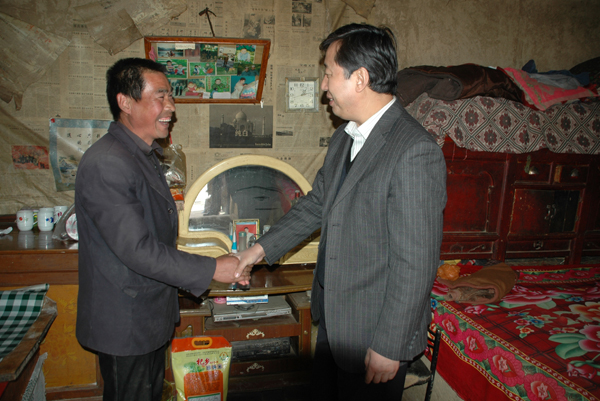 副校长马军党带队赴康乐县慰问