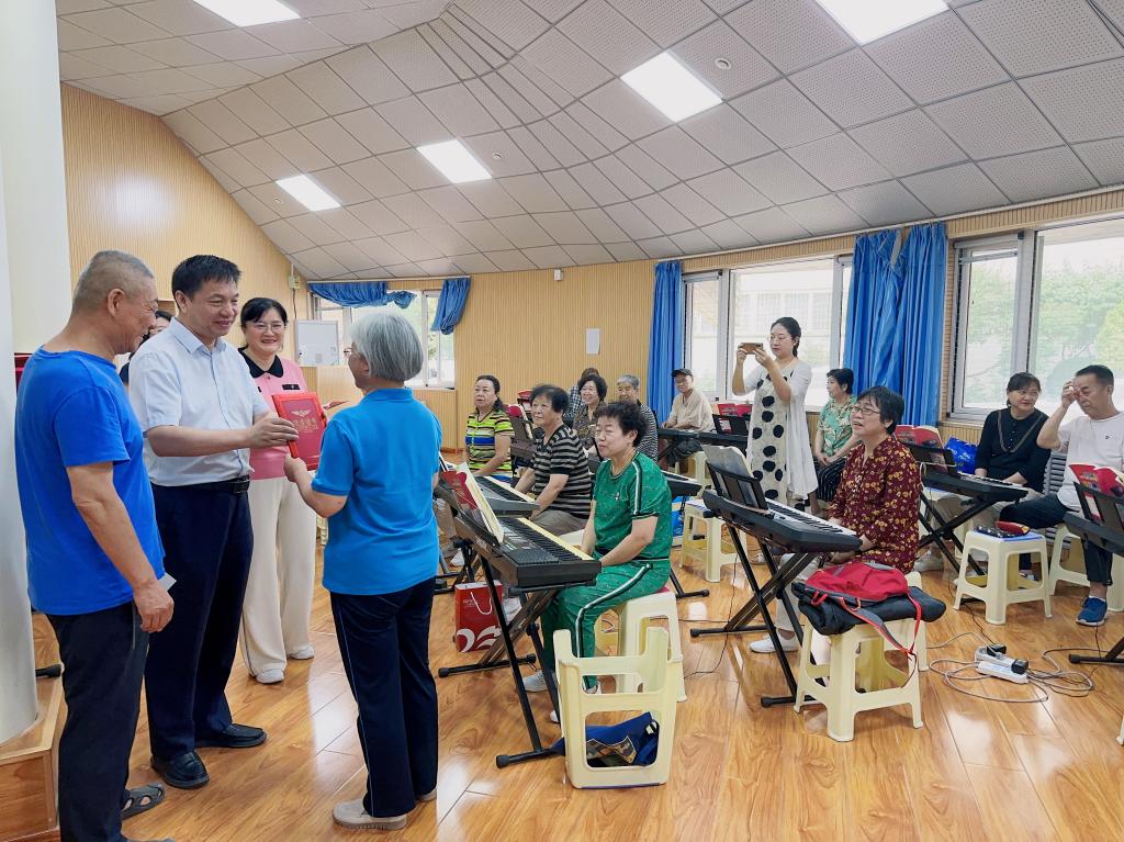 校领导看望老年大学学员为学员颁发《结业证书》