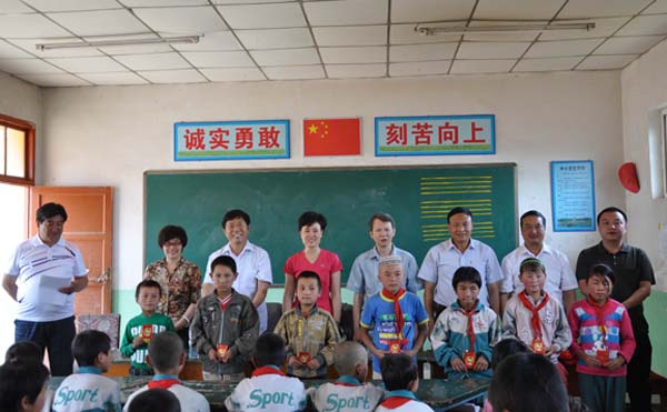 我校各界人士代表赴康乐开展“手拉手”帮扶活动