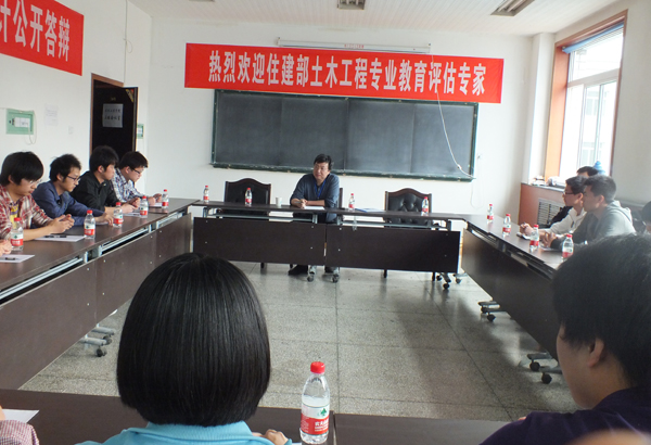 专家组分别召开师生座谈会