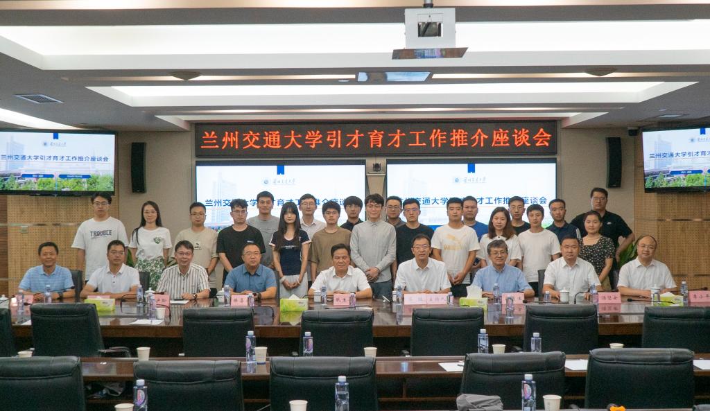 狄生奎看望成都青年校友并召开引才育才工作推介座谈会