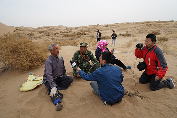 能动学院青协赴腾格里沙漠开展植树活动