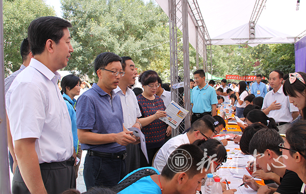 校领导视察新生入学报到工作