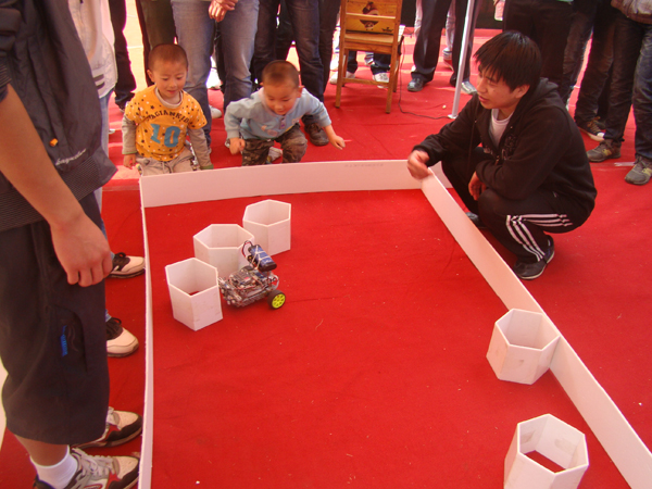 我校首届水中机器人大赛暨全国机器人大赛选拔赛举办