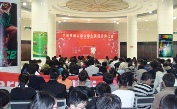 我校第十一届大学生英语演讲比赛成功举行