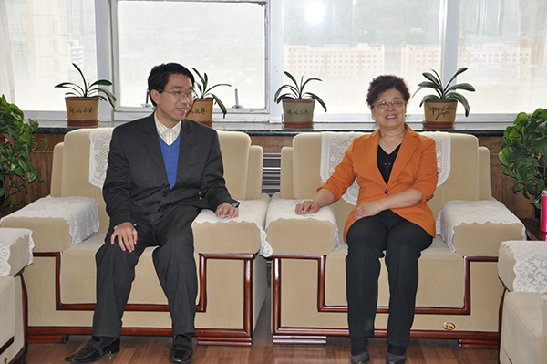 “飞天学者”讲座教授周学松博士来校讲学