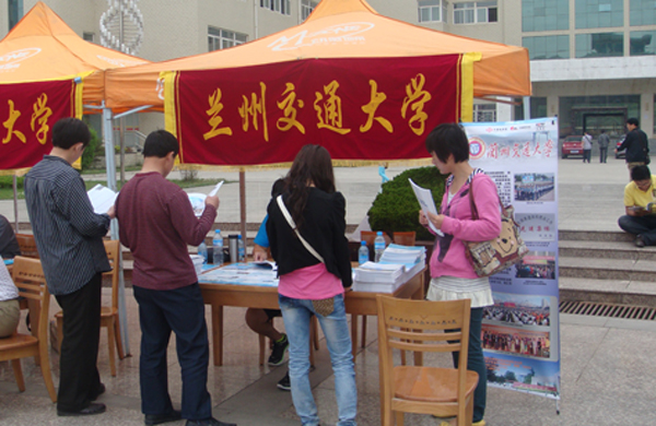 我校赴全省各重点中学举办招生咨询公益活动